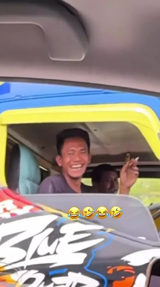 Wajahnya ketahuan jadi gambar di belakang truk berbagai sumber Wajahnya ketahuan jadi gambar di belakang truk berbagai sumber