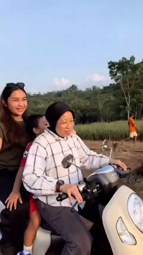 Mayangsari naik motor bareng suami di kampung © 2025 brilio.net