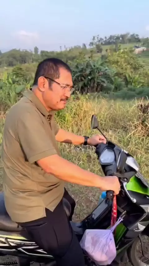 Mayangsari naik motor bareng suami di kampung © 2025 brilio.net