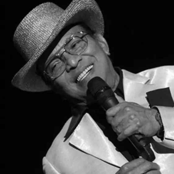 Mengenang 3 tahun kepergian Bob Tutupoly, intip 13 potret lawas musisi legendaris segudang karya