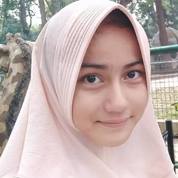 Di Tukang Ojek Pengkolan kalem tapi aslinya modis abis, ini 11 potret terbaru 'anak' Cindy Fatikasari