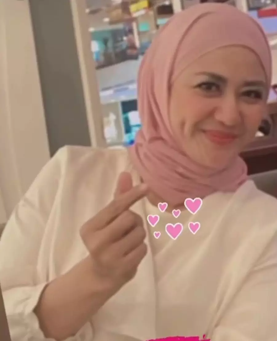 Santi Jin dan Jun berjilbab berbagai sumber