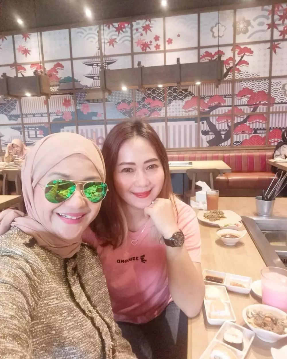 Santi Jin dan Jun berjilbab berbagai sumber