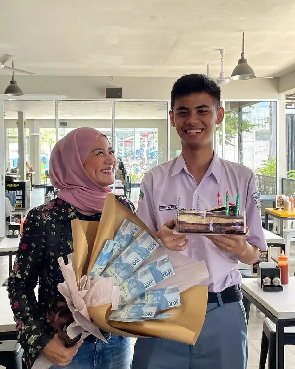 Santi Jin dan Jun berjilbab berbagai sumber