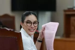 Nikita Mirzani penuh isak tangis bacakan nota pembelaan, singgung soal kriminalisasi hukum