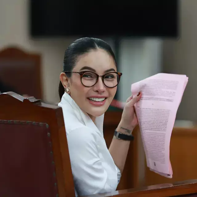 Nikita Mirzani penuh isak tangis bacakan nota pembelaan, singgung soal kriminalisasi hukum