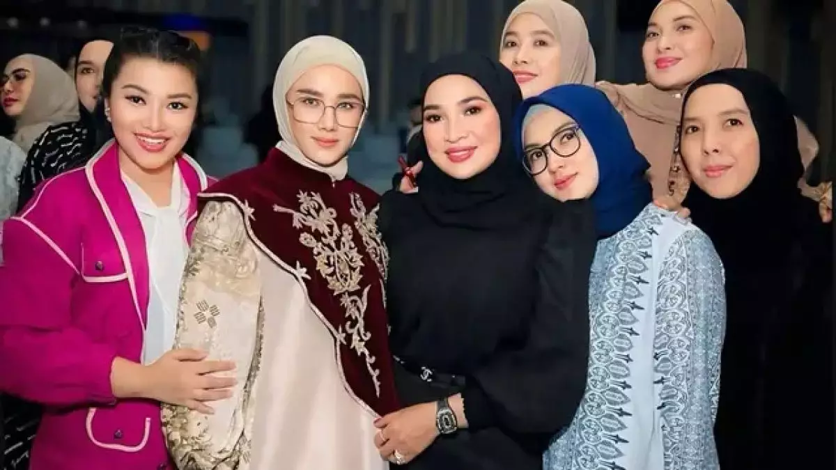 5 Potret seleb tampil anggun di anniversary Haji Isam, Mulan Jameela bergamis satin yang mewah