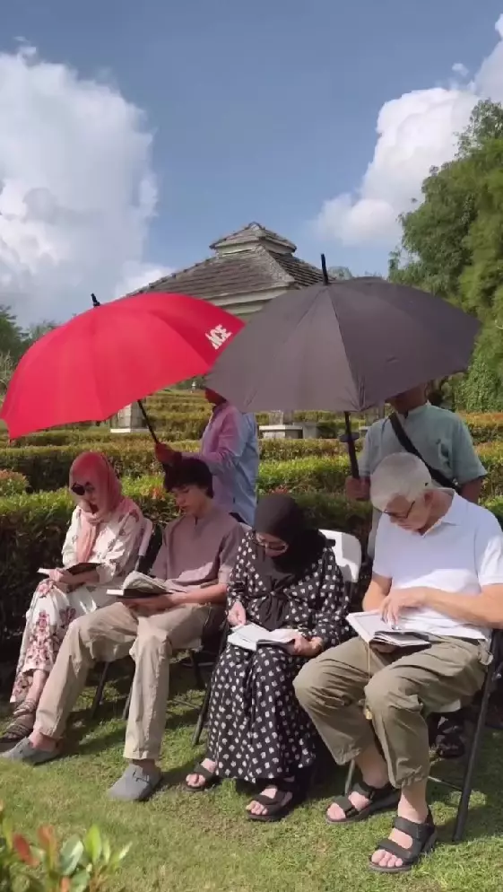 BCL ziarah ke makam bareng eks mertua © Instagram