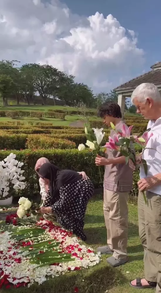 BCL ziarah ke makam bareng eks mertua © Instagram