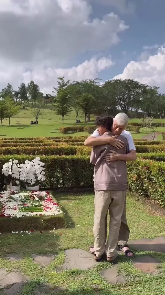 BCL ziarah ke makam bareng eks mertua © Instagram