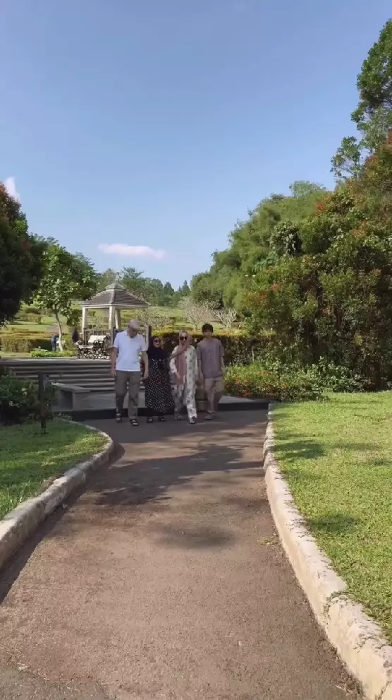 BCL ziarah ke makam bareng eks mertua © Instagram