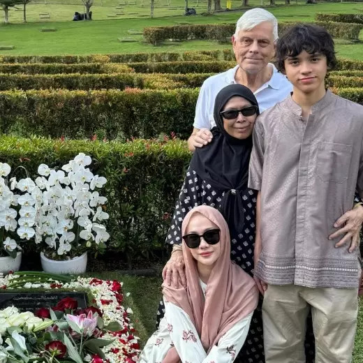 9 Potret BCL ziarah ke makam Ashraf Sinclair bareng eks mertua, komentar Tiko Aryawardhana bikin adem