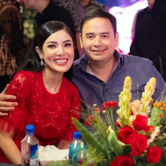 Blak-blakan ungkap status, 9 potret kemesraan Nindy Ayunda &amp; Dito Mahendra, dulu dirahasiakan