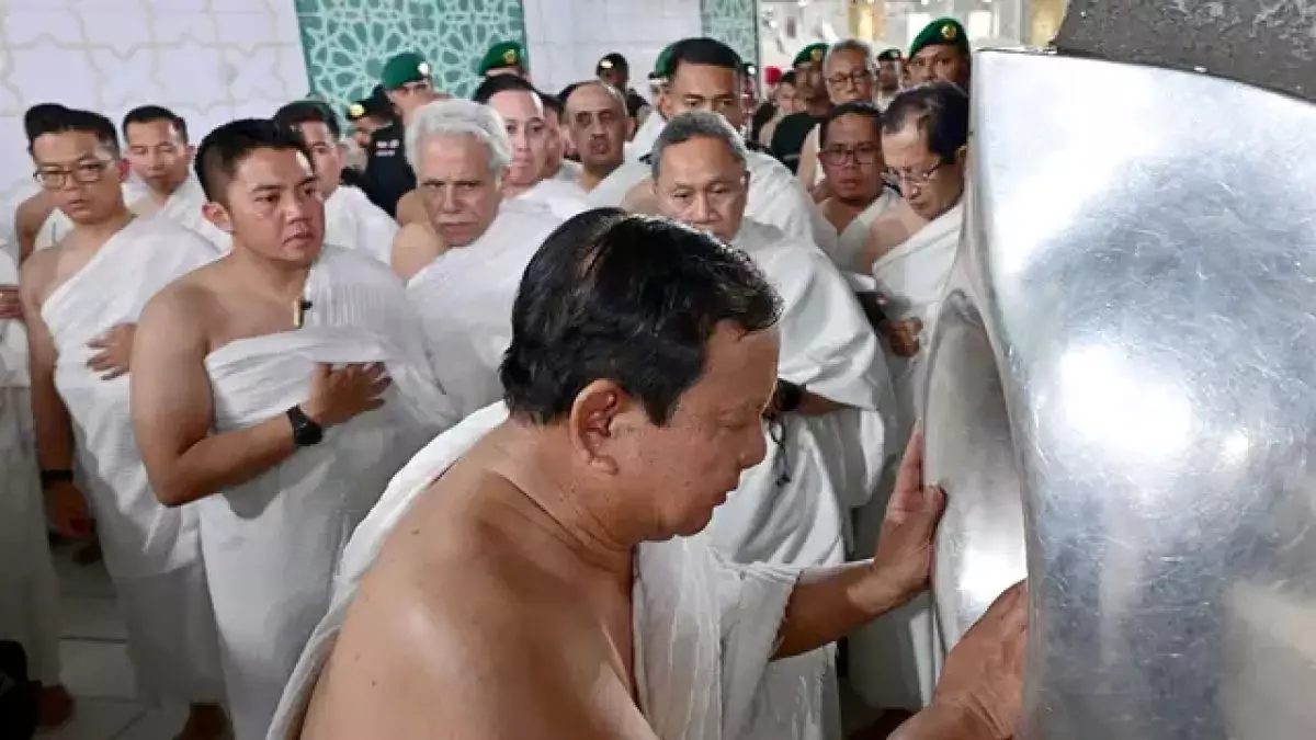 Momen Presiden Prabowo tunaikan umrah, cium Hajar Aswad di sela kunjungan ke Arab Saudi