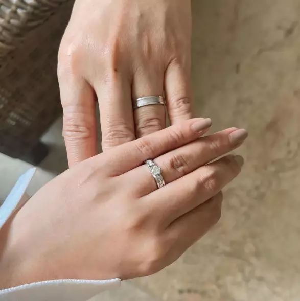 Oline Mendeng pemeran Susi OB kini pamer cincin © Instagram