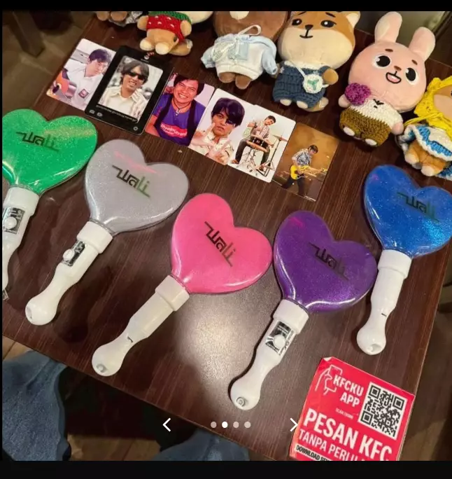 Tak cuma K-Pop, band Wali bagikan lightstick dan photocard edisi spesial, bikin fans rebutan © 2025 brilio.net