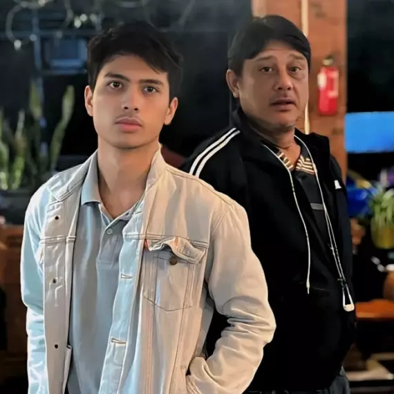 9 Potret ganteng Dimas, anak Anto Wijaya Angling Dharma yang jarang tersorot, paras nurun sang ayah