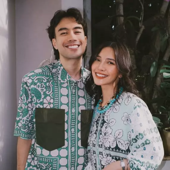 Jarang umbar kemesraan, ini 7 potret momen Sheila Dara diam-diam manja ke Vidi Aldiano bikin gemas