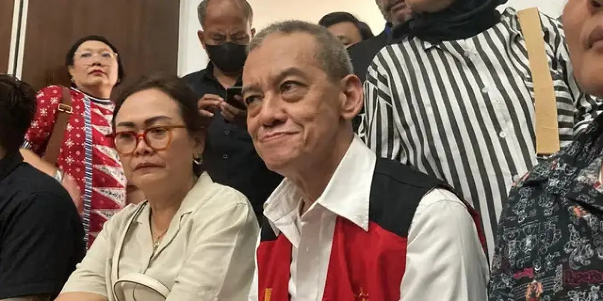 Di tengah sidang narkoba, musisi Fariz RM tersenyum bahagia didampingi sang istri