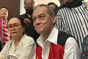 Di tengah sidang narkoba, musisi Fariz RM tersenyum bahagia didampingi sang istri