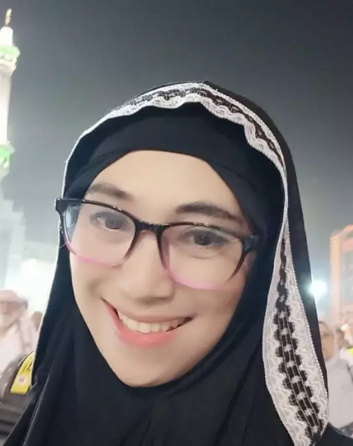 Wanita berkebaya hitam di samping Nike Ardilla © Instagram Wanita berkebaya hitam di samping Nike Ardilla © Instagram