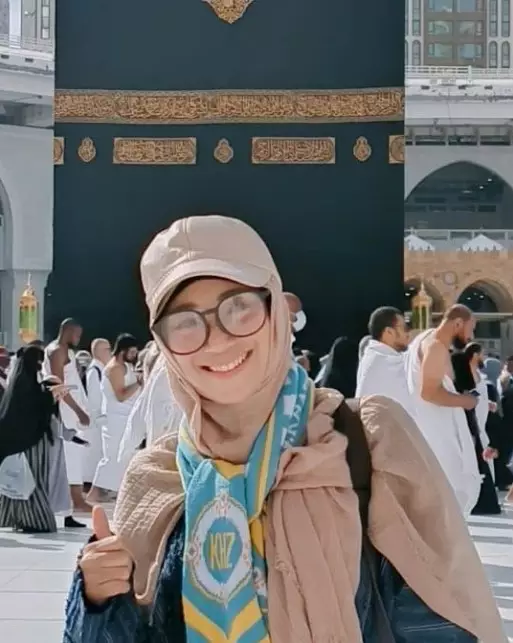 Wanita berkebaya hitam di samping Nike Ardilla © Instagram Wanita berkebaya hitam di samping Nike Ardilla © Instagram