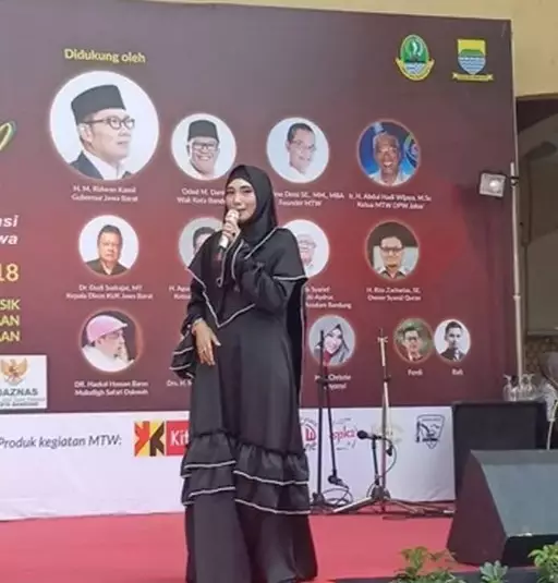 Wanita berkebaya hitam di samping Nike Ardilla © Instagram Wanita berkebaya hitam di samping Nike Ardilla © Instagram