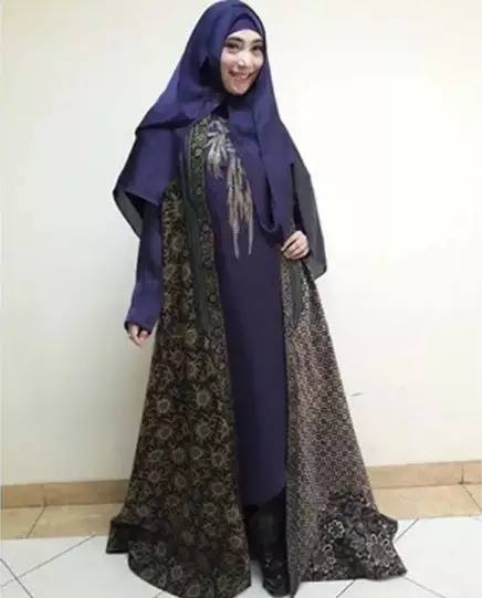 Wanita berkebaya hitam di samping Nike Ardilla © Instagram Wanita berkebaya hitam di samping Nike Ardilla © Instagram