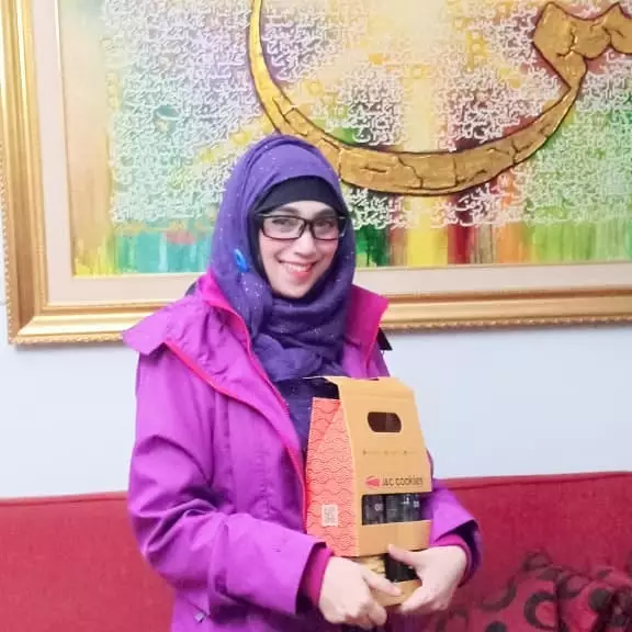 Wanita berkebaya hitam di samping Nike Ardilla © Instagram Wanita berkebaya hitam di samping Nike Ardilla © Instagram
