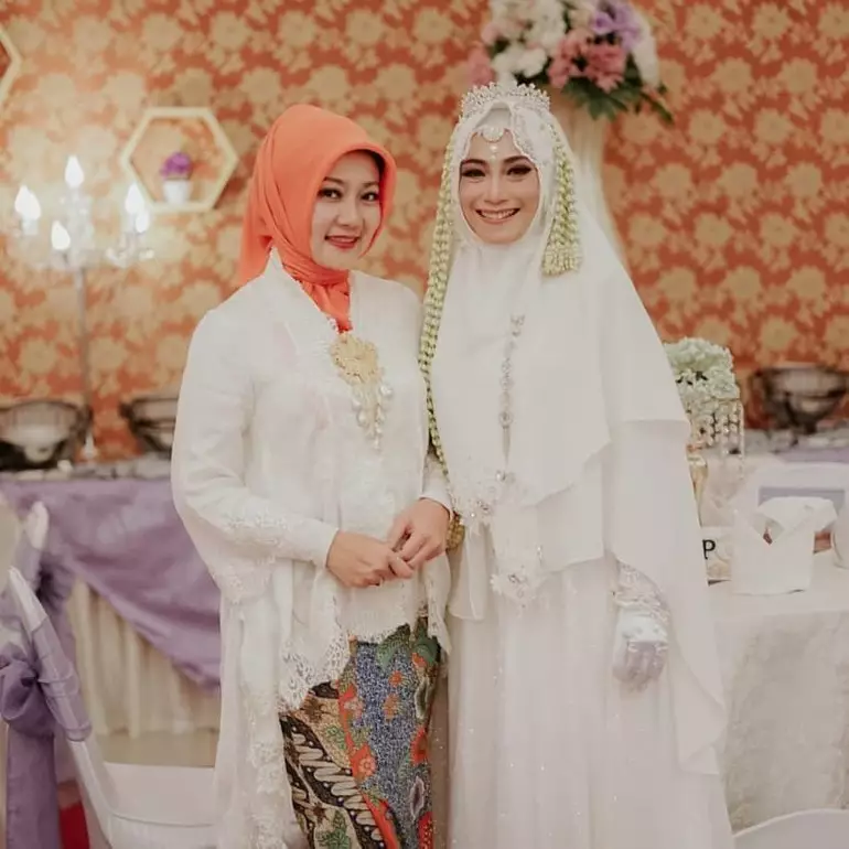 Wanita berkebaya hitam di samping Nike Ardilla © Instagram Wanita berkebaya hitam di samping Nike Ardilla © Instagram