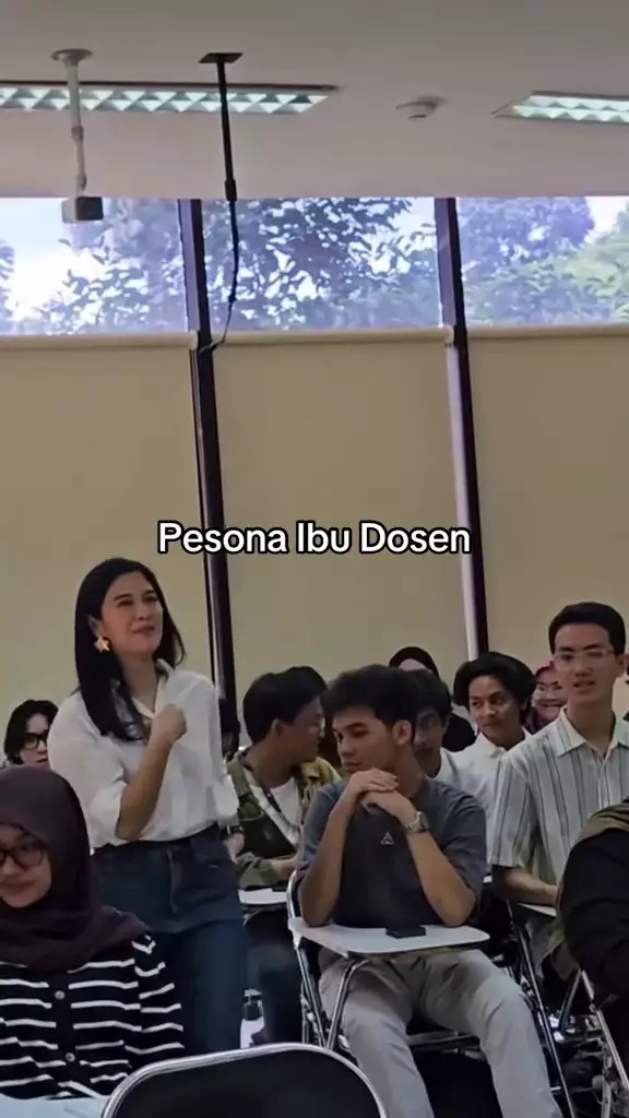 Gaya Dian Sastro jadi dosen mirip anak kuliahan  © 2025 TikTok Gaya Dian Sastro jadi dosen mirip anak kuliahan  © 2025 TikTok