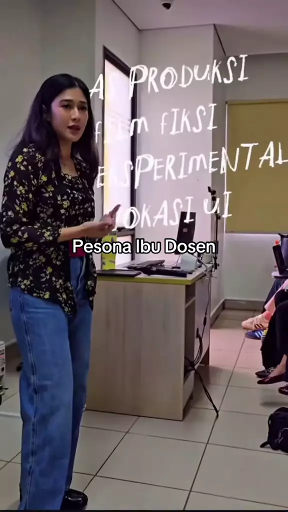 Gaya Dian Sastro jadi dosen mirip anak kuliahan  © 2025 TikTok Gaya Dian Sastro jadi dosen mirip anak kuliahan  © 2025 TikTok