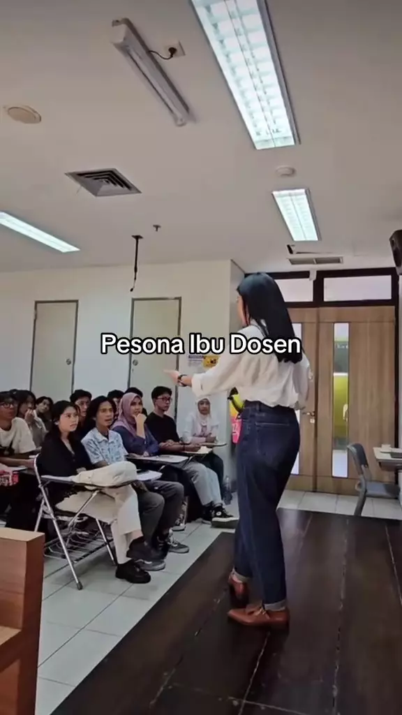 Gaya Dian Sastro jadi dosen mirip anak kuliahan  © 2025 TikTok Gaya Dian Sastro jadi dosen mirip anak kuliahan  © 2025 TikTok