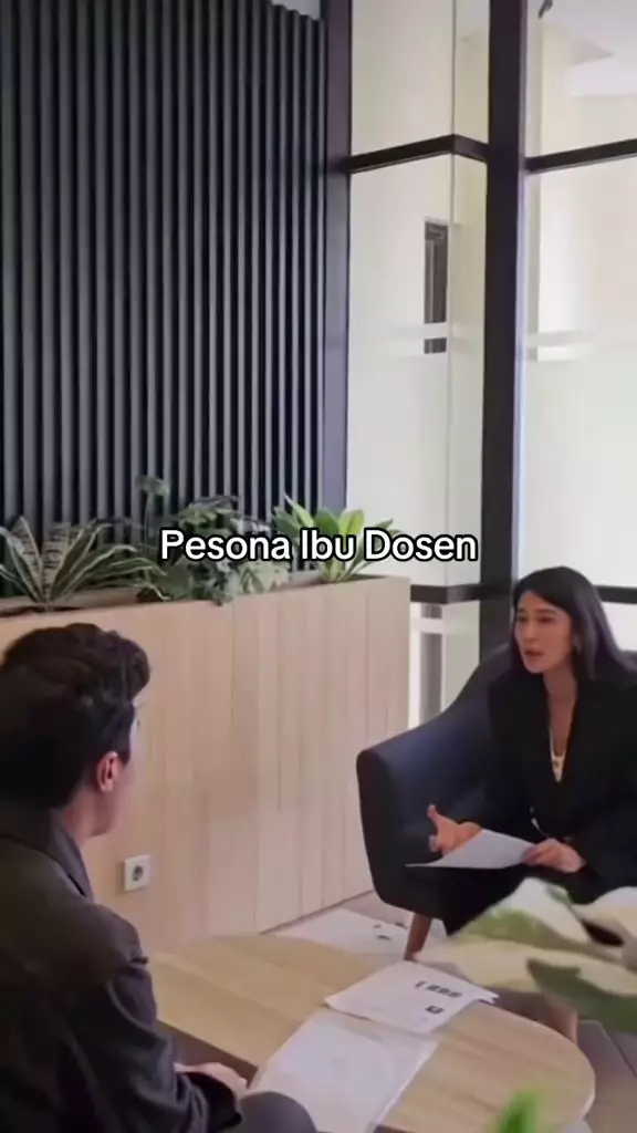 Gaya Dian Sastro jadi dosen mirip anak kuliahan  © 2025 TikTok Gaya Dian Sastro jadi dosen mirip anak kuliahan  © 2025 TikTok