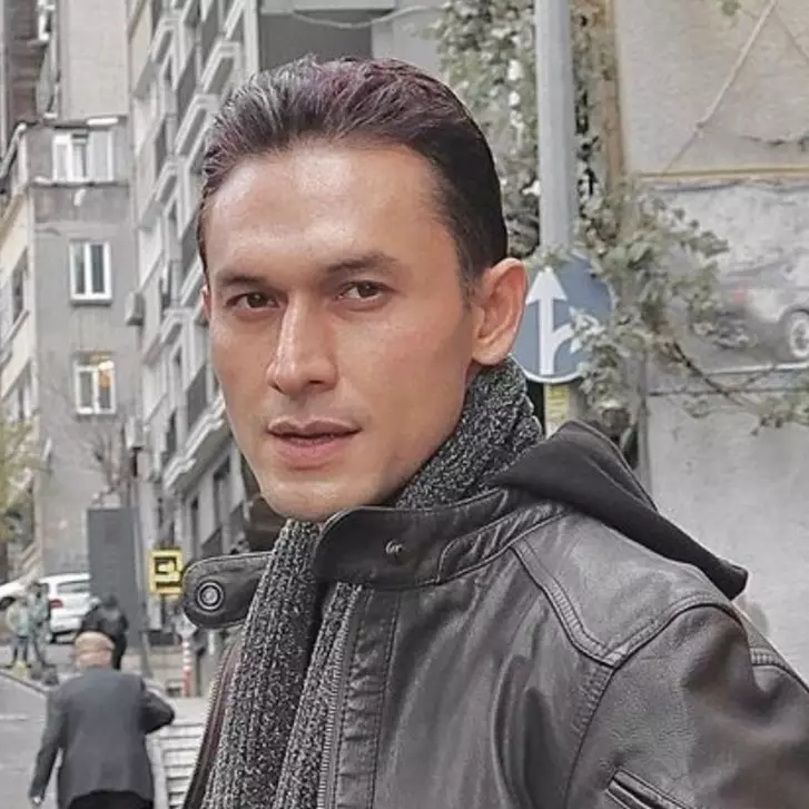 Gantengnya awet di usia 44 tahun, potret masa muda Indra Bruggman ini ternyata mirip Rizky Billar