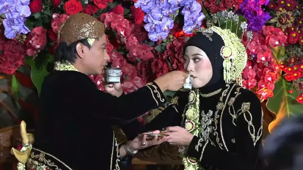 Potret resepsi Megawati Hangestri dan Dio Novandra © 2025 YouTube