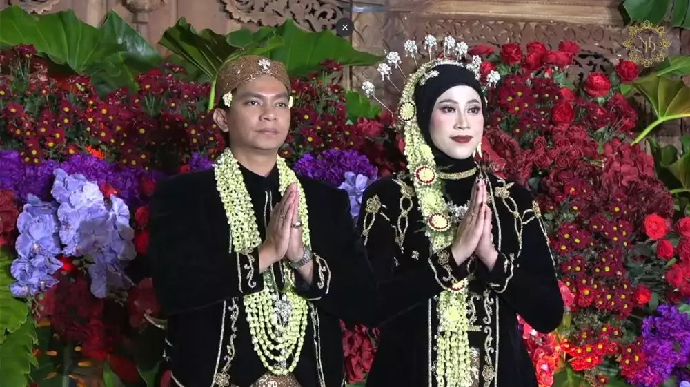 Potret resepsi Megawati Hangestri dan Dio Novandra © 2025 YouTube