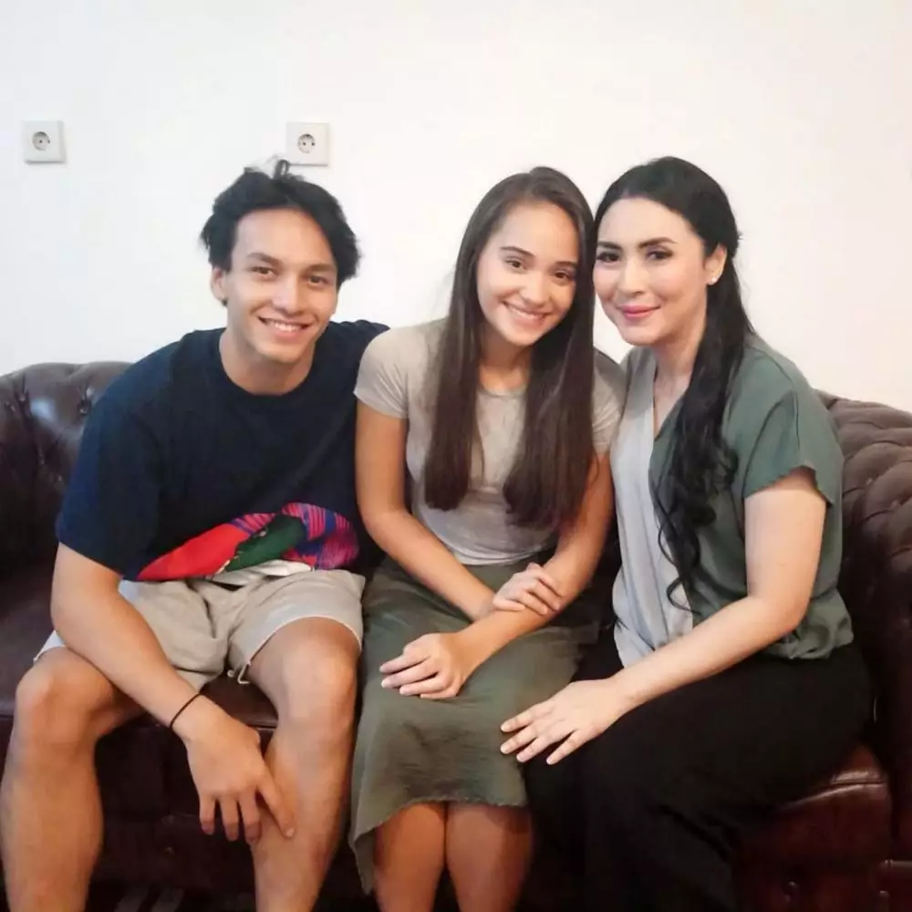 Potret lawas Tina Astari saat jadi artis © 2025 Instagram