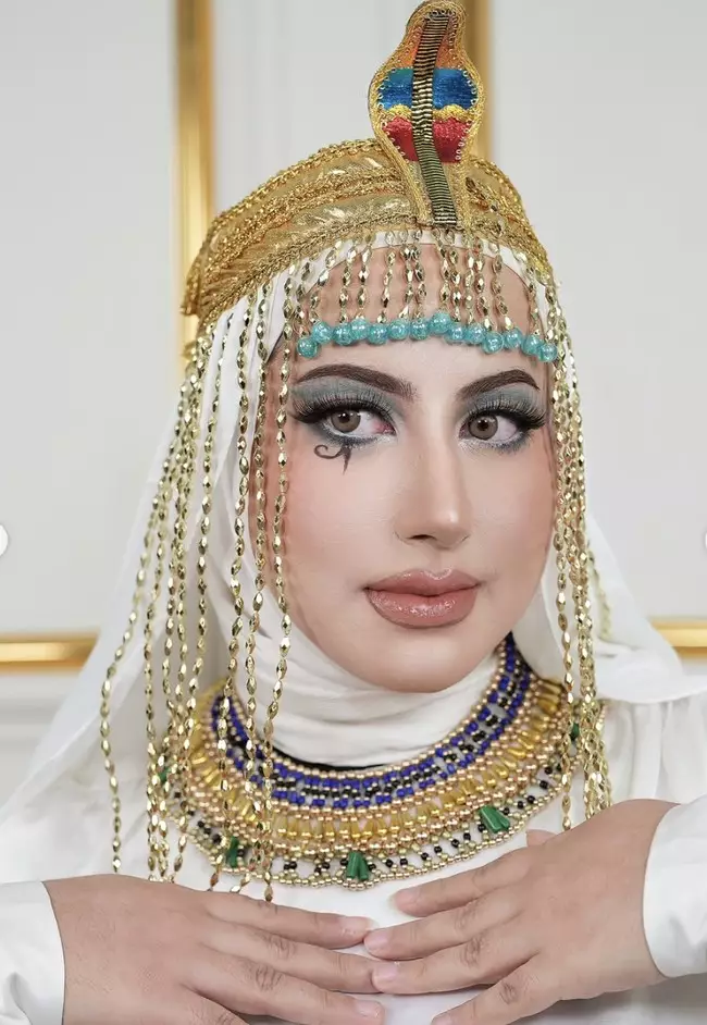 Adu gaya Tasya Farasya dan Tasyi Athasyia saat Cleopatra makeup challenge © 2025 brilio.net Adu gaya Tasya Farasya dan Tasyi Athasyia saat Cleopatra makeup challenge © 2025 brilio.net