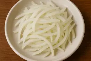 Stop asal potong! Kenali 5 jenis potongan bawang bombay dan masakan yang cocok biar nggak gagal