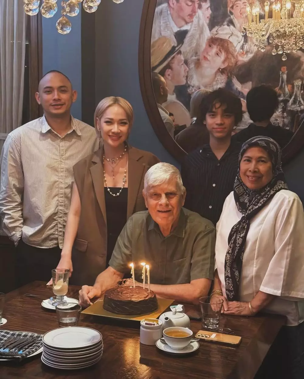 Tiko Aryawardhana akrab dengan keluarga Ashraf Sinclair © 2025 brilio.net