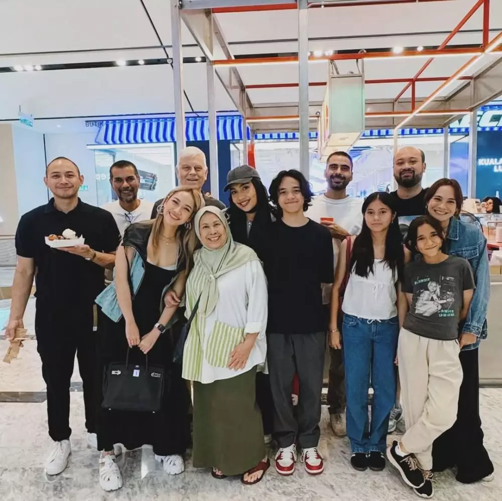 Tiko Aryawardhana akrab dengan keluarga Ashraf Sinclair © 2025 brilio.net