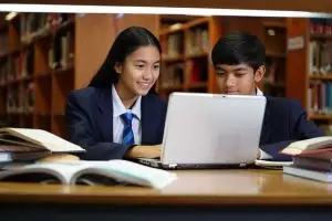 Apa itu persamaan kata? Ini penjelasan, contoh, dan 30 daftar sinonim populer 2025