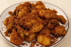 Cara bikin ayam serundeng nggak berminyak, rasanya tetap juara