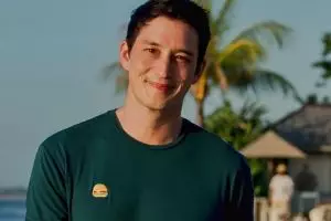 Mike Lewis saat muda disebut mirip Oppa Korea, intip 9 potret lawasnya bikin gadis kesengsem