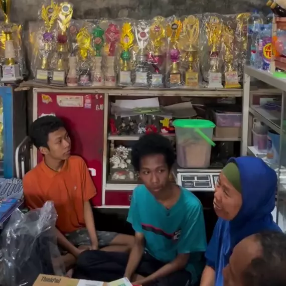 Viral anak penjual es keliling lolos masuk ITB, rumah mungilnya penuh dengan piala, ini 9 potretnya
