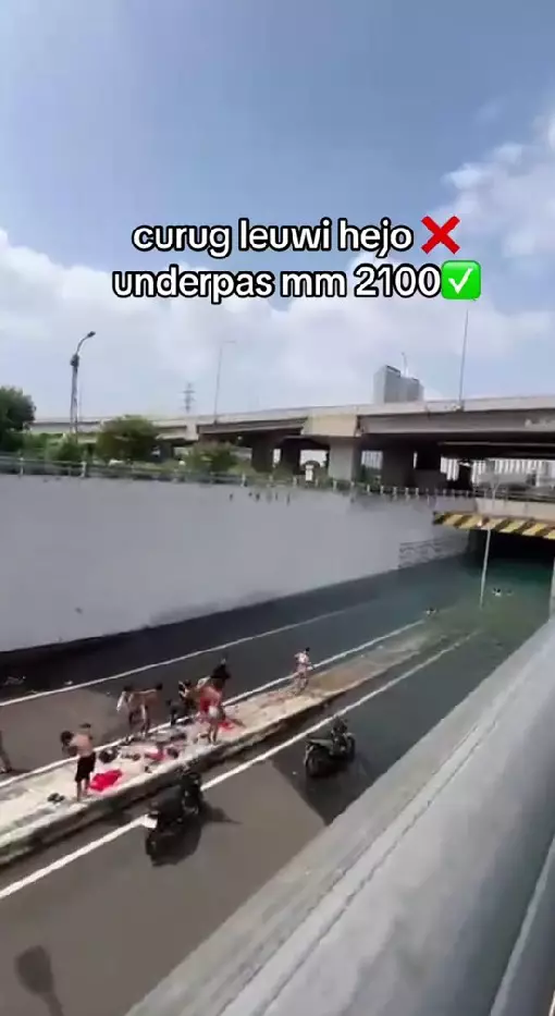 Underpass di Bekasi tergenang air hujan © TikTok Underpass di Bekasi tergenang air hujan © TikTok