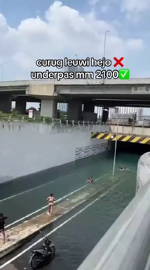 Underpass di Bekasi tergenang air hujan © TikTok Underpass di Bekasi tergenang air hujan © TikTok