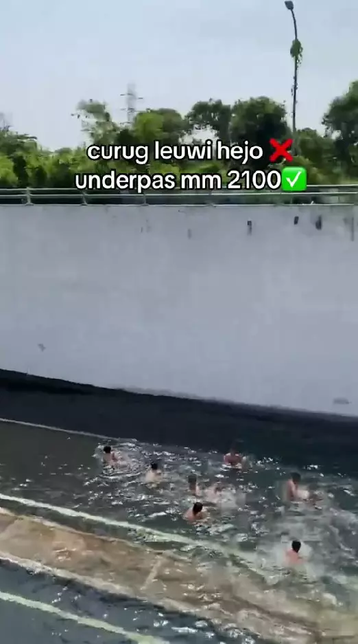 Underpass di Bekasi tergenang air hujan © TikTok Underpass di Bekasi tergenang air hujan © TikTok