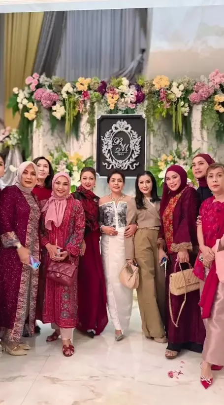 Mayangsari dan Bambang Trihatmodjo anniversary 25 © Instagram Mayangsari dan Bambang Trihatmodjo anniversary 25 © Instagram